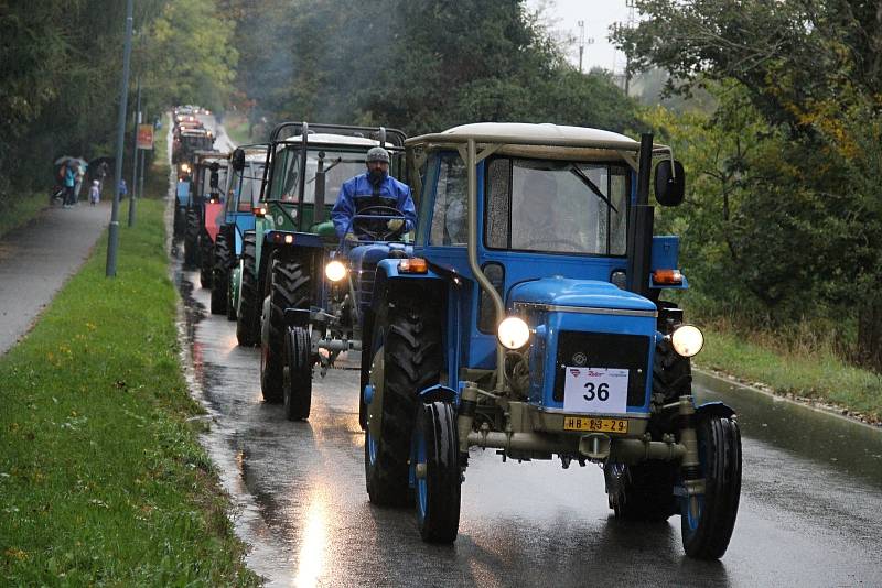 Zemědělské stroje absolvovaly šestikilometrovou trasu z Maršovic do Vysočina Areny.