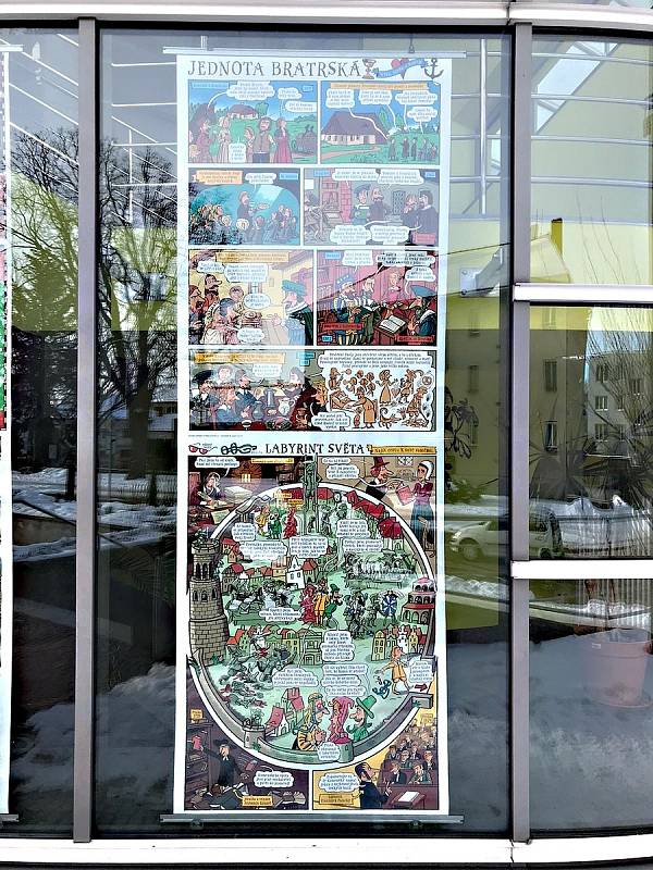 Unikátní komiks v oknech novoměstského kulturního domu.