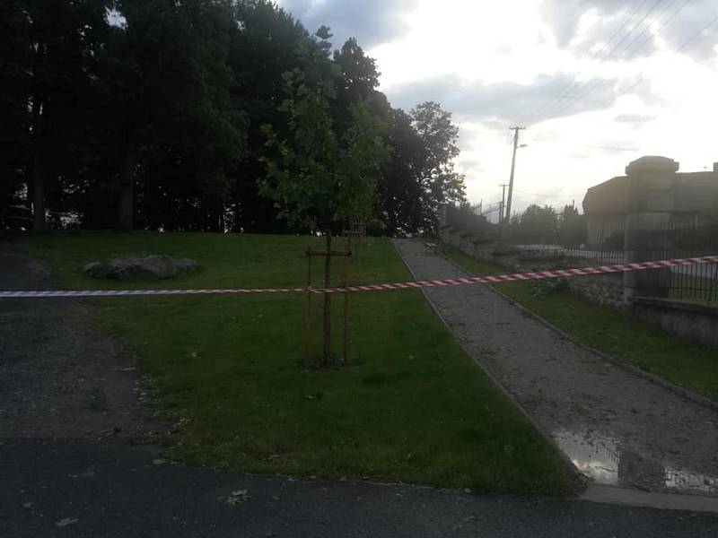 Páteční bouřka poničila i zámecký park ve Větrném Jeníkově.