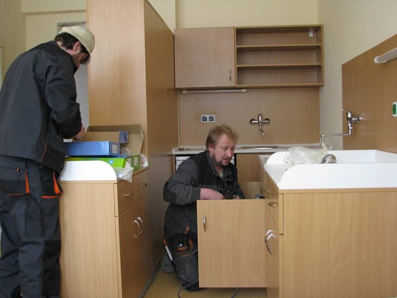 Řemeslníci v jednom z nových rodinných pokojů dokončovali montáž odpadu pod vestavěnou vaničkou. Pokoje budou rodičům k dispozici od začátku května. 