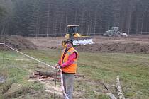 Lokalitu u Vysočina Areny obsadili po dřevorubcích dělníci s těžkou technikou. 