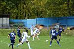 V sobotním záchranářském souboji mezi fotbalisty Nového Města na Moravě (v modrém) a Frýdku-Místku (v bílém) se diváci branky nedočkali.