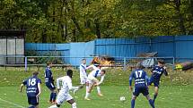 V sobotním záchranářském souboji mezi fotbalisty Nového Města na Moravě (v modrém) a Frýdku-Místku (v bílém) se diváci branky nedočkali.