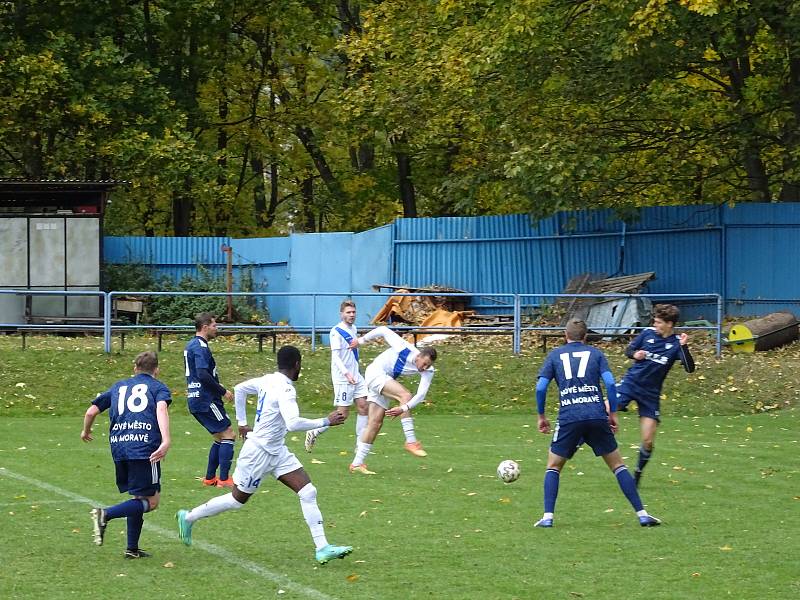 V sobotním záchranářském souboji mezi fotbalisty Nového Města na Moravě (v modrém) a Frýdku-Místku (v bílém) se diváci branky nedočkali.