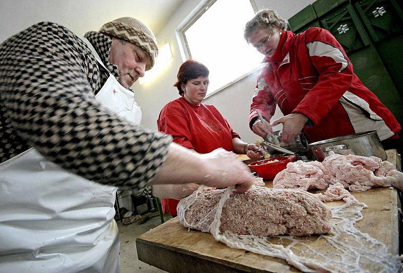 Rudíkovem se po celo sobotu táhla charakteristická vůně. Místní hasičky se totiž rozhodly uspořádat obecní zabíjačku. 