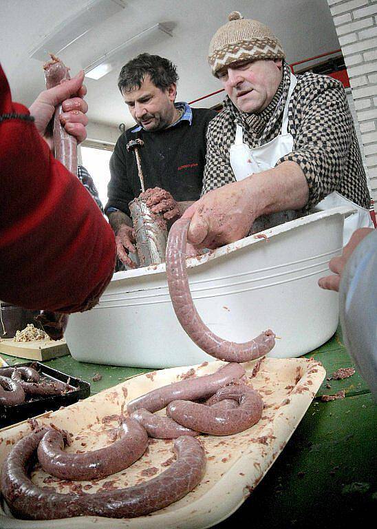 Rudíkovem se po celo sobotu táhla charakteristická vůně. Místní hasičky se totiž rozhodly uspořádat obecní zabíjačku. 