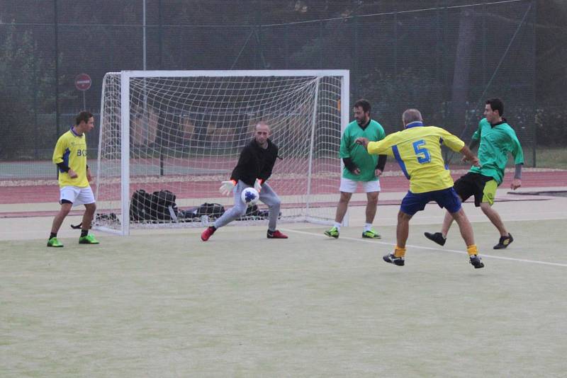 Kozel Team (v zeleném) v něm zdolal Benjamin (v pruhovaném) těsně 2:1.