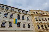 Na významných budovách v kraji se objevují ukrajinské symboly.