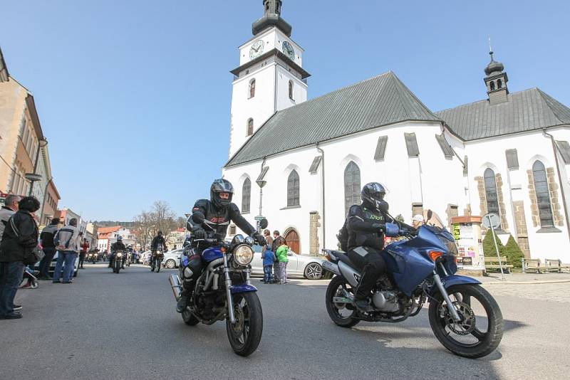 Jako první na Vysočině zahájili v sobotu letošní sezonu motorkáři ve Velkém Meziříčí. Na tamním náměstí se jich sešlo několik set, ke zdařilé akci přispělo slunečné počasí.