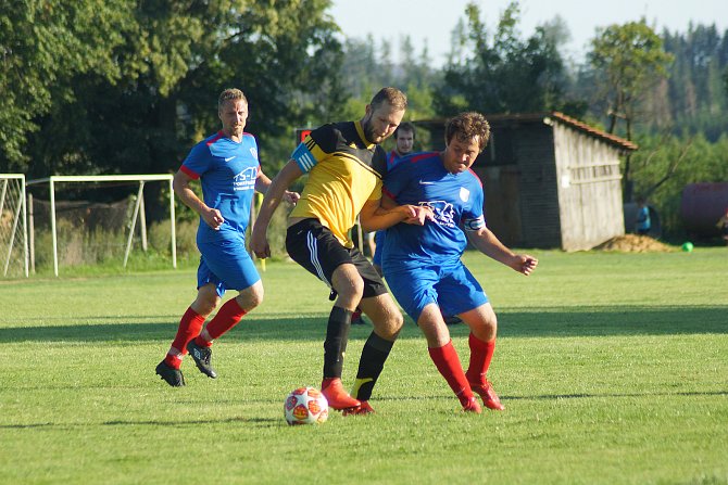 Fotbalisté Moravce (ve žlutém) na hřišti rezervy FC Žďas sahali po remíze. Devět minut před koncem však inkasovali a po prohře 1:2 odjeli s prázdnou.