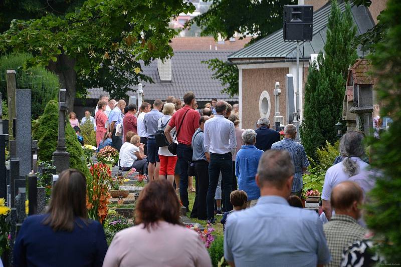 Při pouťové mši svaté se lidé tradičně sešli u hřbitovního kostelíčku Nanebevzetí Panny Marie.