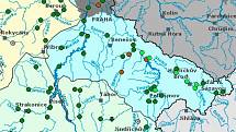 Stav vody v povodí Vltavy v úterý 30 června. Světle zelené tečky znamenají 1. povodňový stupeň. Tmavě zelené znamenají normální stav.