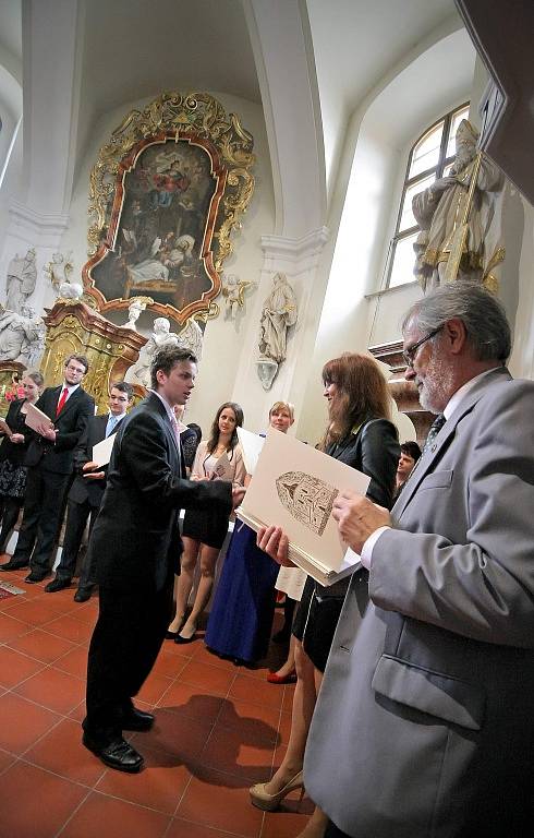 Svým studentům slavnostně předali maturitní vysvědčení učitelé Biskupského gymnázia a Střední školy gastronomické Adolpha Kolpinga v kapli svaté Barbory ve Žďáře nad Sázavou.