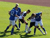 Boj o elitní pětku čeká v nedělním krajském derby ve vzájemném duelu fotbalisty domácího FC Žďas (modré dresy) a Havlíčkova Brodu (v bíločerném). Kdo bude úspěšnější?