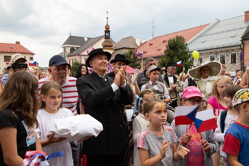 Téměř na den přesně se do Nového Města na Moravě vrátil po devadesáti letech první československý prezident Tomáš Garrigue Masaryk. Novoměští ho v sobotu při městských slavnostech Nova Civitas přivítali stejně jako 17. června 1928 – chlebem a solí. FOTO: 