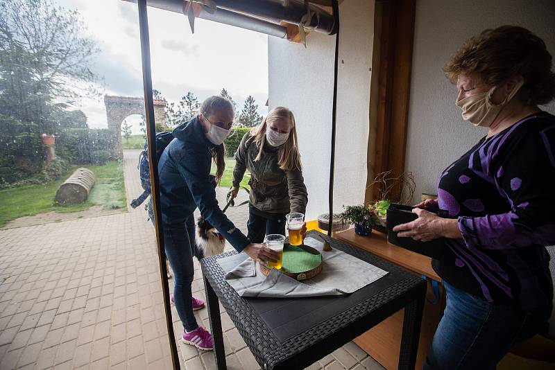 Prodej z okénka Pelestrovské hospůdky při koronavirových opatřeních.