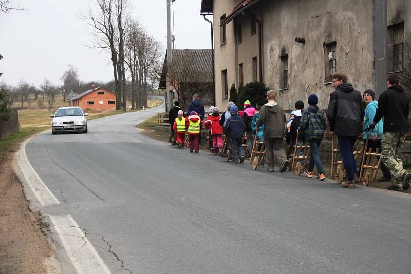 Zvony v Branišově nahradily děti s hrkacími trakaři