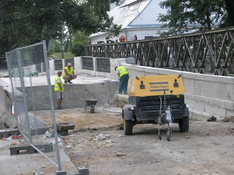 Sochy byly odvezeny hned v úvodu přestavby k restaurátorskému průzkumu jejich stavu.