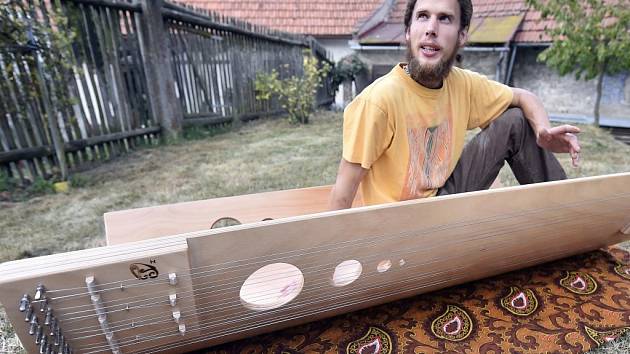 Muž vyrábí i hudební nástroje australských domorodců - Žďárský deník
