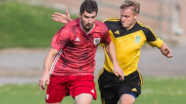 Fotbalisté Bystřice nad Pernštejnem (v červeném) v sobotu nestačili na ždírecký Tatran (ve žlutočerném), jemuž před domácím publikem podlehli 0:2.