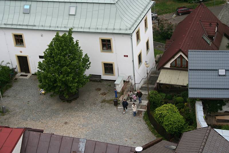 Věž kostela svatého Prokopa nabízí pohled na město a jeho okolí z ptačí perspektivy.