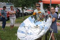 Jak lze využít sluneční energii v praxi ukázali v pondělí dopoledne kolemjdoucím studenti Vyšší odborné školy a Střední odborné školy ve Žďáře nad Sázavou.