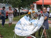 Jak lze využít sluneční energii v praxi ukázali v pondělí dopoledne kolemjdoucím studenti Vyšší odborné školy a Střední odborné školy ve Žďáře nad Sázavou.