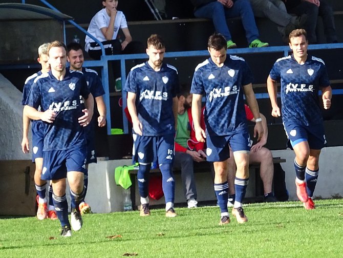 Fotbalisté Nového Města na Moravě (v modrém) prožili po letním sestupu ze třetí ligy v moravskoslezské divizi D velice vydařený podzim