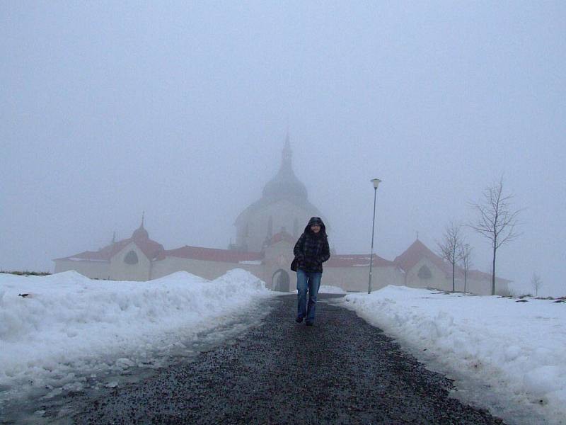 Poutní kostel svatého Jana Nepomuckého na Zelené hoře se stává cílem nejenom domácích turistů, ale také návštěvníků ze zahraničí. Loni si tam stejně jako v roce 2009 našlo cestu kolem čtyřiadvaceti tisíc lidí.  