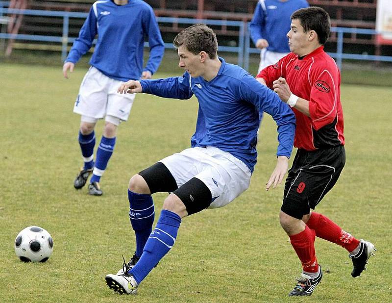 Kádr žďárských fotbalistů se před novou sezonou rozšířil. Konkurence vzrostla na všech postech. Například Václav Pohanka (v modrém) se z nabitého útoku přesunul do středu záložní řady.