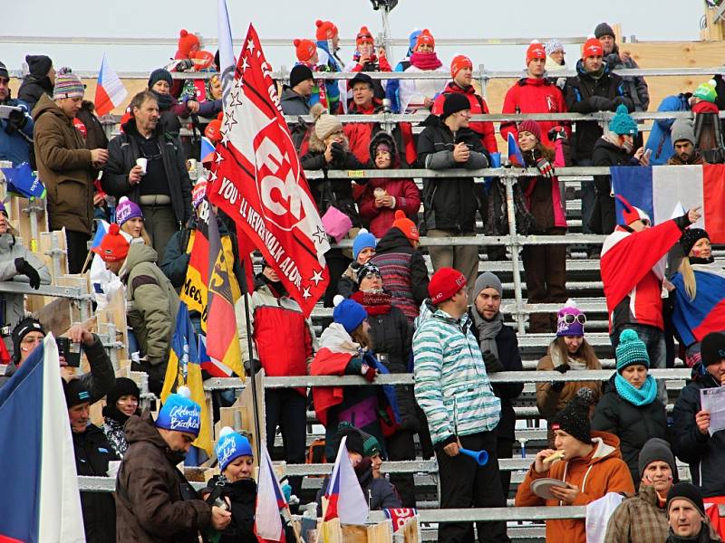 Biatlonoví fanoušci se v sobotu do Vysočina Areny začali přesunovat už čtyři hodiny před začátkem závodů. 