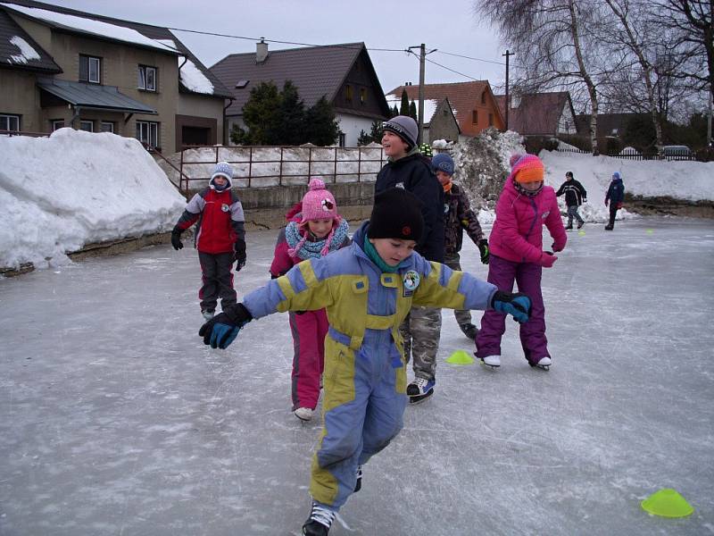 Ledová plocha rokytenského rybníka posloužila členům místního sboru dobrovolných hasičů k uspořádání soutěží pro děti. Ty si tak mohly vyzkoušet rychlobruslení, krasobruslení i práci hokejového útočníka. 