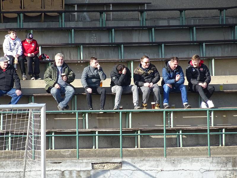 V úvodním jarní utkání zdolali fotbalisté Bystřice nad Pernštejnem (v bílých dresech) hostující Speřice (v červeném) 2:0. Oba góly vstřelil záložník Chloupek.