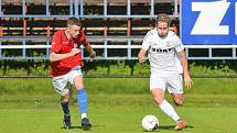 Divizní krajské derby mezi domácími fotbalisty Žďáru nad Sázavou (v bílém) a Slavojem Polná (v červených dresech) skončil jasnou výhrou FC Žďas 6:0.