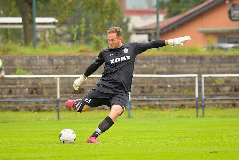 Gólman divizních fotbalistů Žďáru nad Sázavou Tomáš Jícha si může být jistý, že v neděli se na hřišti určitě nudit nebude. Na Bouchalky totiž dorazí hráči vedoucí juniorky Zbrojovky Brno, kteří ještě neztratili ani bod.