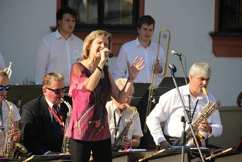 Dvaadvacátý ročník Slavností jeřabin zahájil průvod, v jehož čele kráčeli nepřehlédnutelní obři z Flobecqu. Kulturní festival, do jehož organizace se zapojilo hned několik městských subjektů, potrvá až do 18. září.