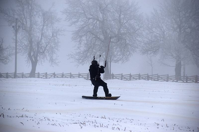 Snowkiting neboli jízda s draky.