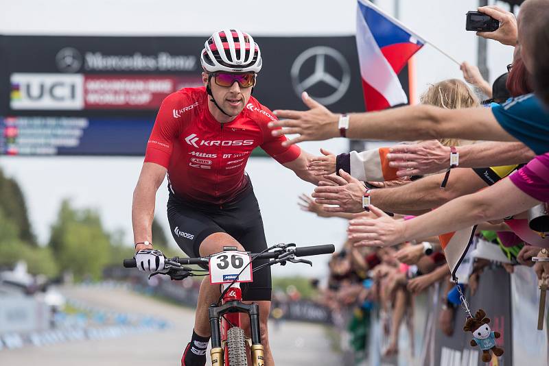 Ondřej Cink po dojezdu do cíle v závodu SP v cross country horských kol v Novém Městě na Moravě v kategorii mužů Elite.