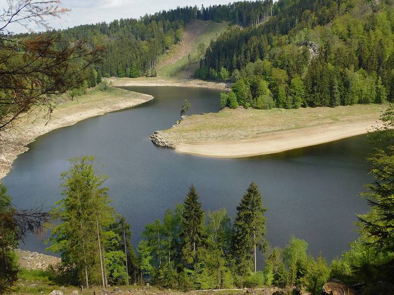 Málo vody je také v přehradě ve Víru. Tam je to navíc umocněno snížením hladiny kvůli opravě přehradní hráze.