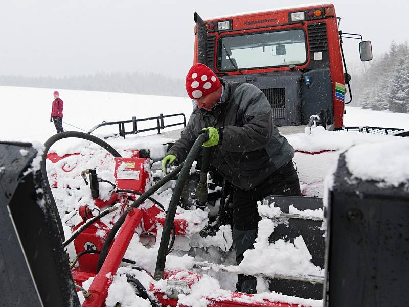 Na běžecké trasy v okolí Žďáru nad Sázavou vyrazilo v sobotu navzdory sněžení množství nadšených lyžařů. Na snímku je Josef Holemář, hlavní hnací motor údržby žďárských stop.