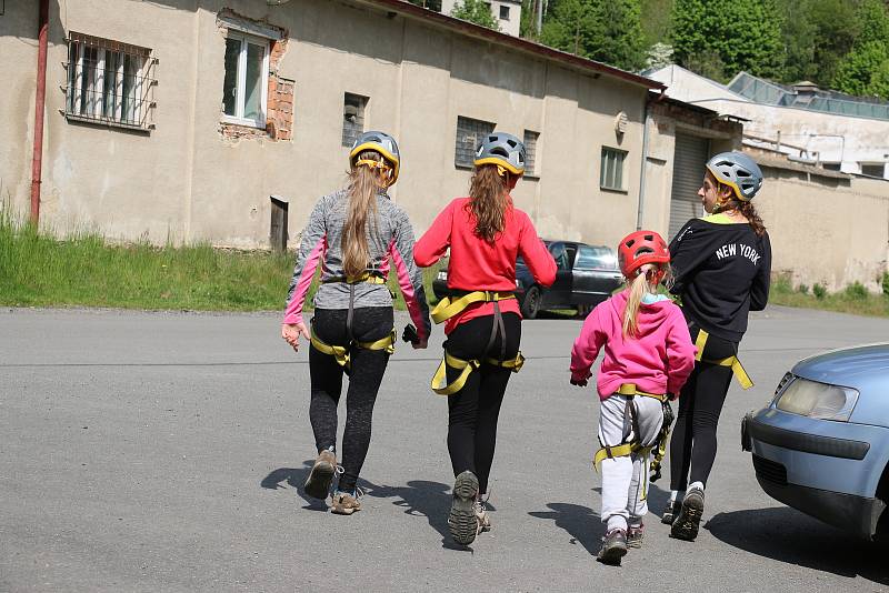 Někteří zkoušeli jištěné cesty, jiní dali přednost skalnímu lezení. Ferraty ve Víru lákaly k návštěvě.