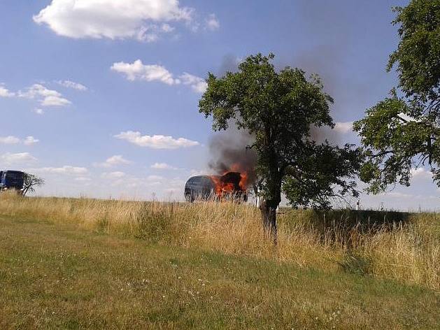 U Jáchymova shořel osobní vůz, škoda se vyšplhala na 60 tisíc korun