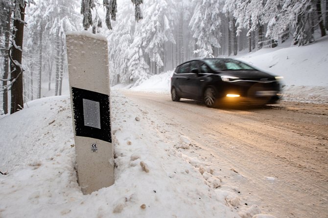 Český hydrometeorologický ústav vydal varování před ledovkou, která může být místy i silná. Na horách na severu má opět nasněžit.