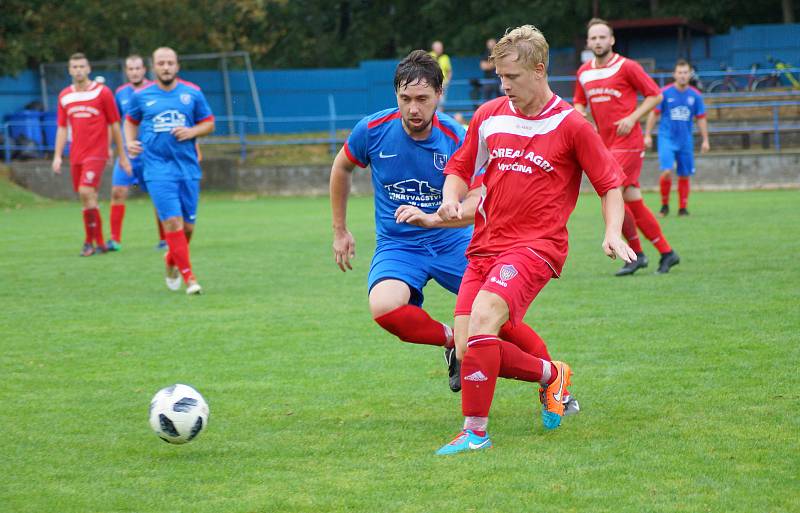 V derby mezi béčkem Nového Města (v červeném) a R. Svratkou (v modrém) se radovali domácí.