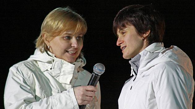 Martina Sáblíková vhodila úvodní buly v zahajovacím utkání hokejového play-off mezi žďárskými Plameny a děčínskými Medvědy. 