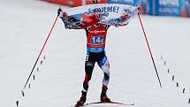 Michal Krčmář projíždí cílem s poděkováním Ondrovi Moravcovi při závodu Světového poháru v biatlonu ve smíšené štafetě.