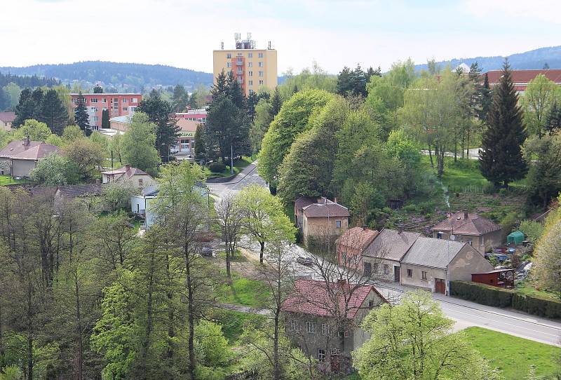 Z vrcholku věže kostela svatého Prokopa je město Žďár jako na dlani. A nejen samotné město. Krásný výhled je i na nedalekou Zelenou horu s poutním kostelem svatého Jana Nepomuckého.