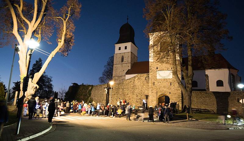 Velkou Bíteš navštívil svatý Martin na bílém koni. Sníh nepřinesl, ale rozzářil dětské oči.