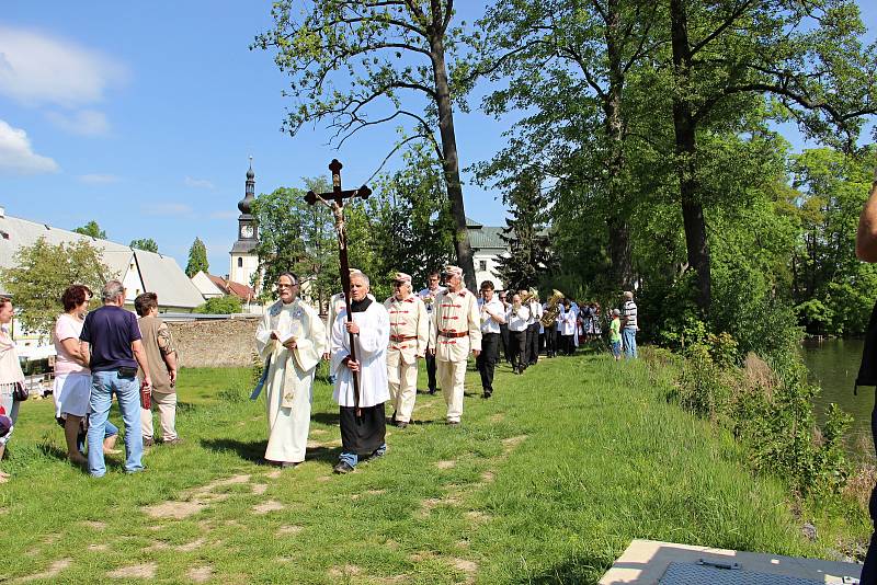 Lidová krojová pouť ve Žďáře nad Sázavou - po dlouhých letech obnovená místní tradice. Procesí se vydalo z baziliky Nanebevzetí Panny Marie v areálu bývalého kláštera ke kostelu svatého Jana Nepomuckého na Zelené hoře.