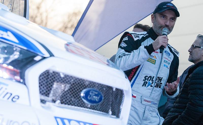 Fanoušci závodníka Tomáše Ouředníčka a automobilového sportu si prohlížejí Ouředníčkův závodní speciál Ford Ranger, než se s ním vydá na Rallye Dakar 2018.